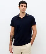 Camisa polo de manga corta confeccionada en algodón, con cuello en V y detalles en color contrastante en el borde del cuello y las mangas.