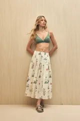 Top de bikini verde con textura, corte triangular y breteles finos.