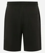 Bermuda masculina de corte slim, confeccionada en tejido de algodón con felpa. Presenta cintura elástica con cordón ajustable, bolsillos laterales y una pequeña etiqueta aplicada en el ruedo.