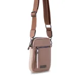 Phone bag color marrón claro con laterales beige, bolsillo frontal con cierre y tirador con flecos. Tiene espacio para celular y billetera, y correa de galón regulable y desmontable.
