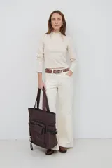 Jean de corte recto y tiro medio, color crema, con costuras reforzadas y diseño clásico de cinco bolsillos.