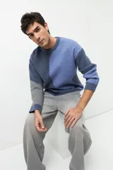 Jean celeste de tiro bajo, corte baggy y estilo urbano.