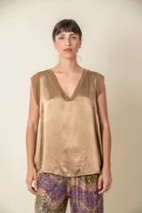 Blusa blanca de seda viscosa con escote en V y mangas cortas con detalle de gasa.