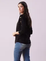 Buzo tejido color salmón de hilado fino, marca Cable & Gauge. Escote redondo con calados. Manga ¾, modelo dolman con aplique de botones dorados.