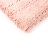 Bufanda circular de piel sintética color rosa con textura de espiga.