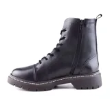 Bota de cuero color marrón con cordones, caña media, suela track y detalle de costuras.