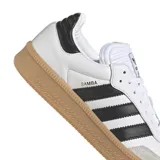 Championes adidas modelo Samba XLG, con diseño clásico de cuero blanco, tres rayas laterales negras, puntera de gamuza gris y suela de goma color caramelo con plataforma elevada.