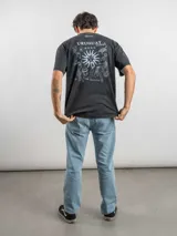Remera de corte oversize color marrón con efecto lavado, cuello redondo y estampa frontal con la frase 'URUGUAY noma!'.
