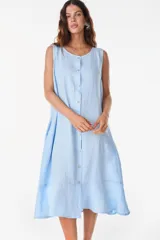 Vestido midi celeste de lino italiano, sin mangas, con escote redondo y cierre frontal abotonado con bolsillos laterales y corte holgado.