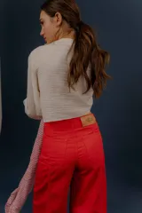 Pantalon de silueta amplia y tiro medio, de color celeste, con bolsillos laterales y traseros, ideal para los dias de verano.
