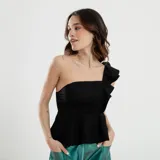 Blusa negra de un solo hombro con volantes.