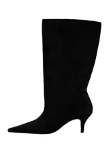 Botas de caña media en color negro, confeccionadas en piel bovina, con punta fina y taco aguja bajo.