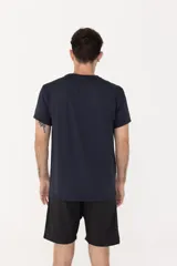 Remera deportiva azul marino de poliéster y elastano, corte clásico y tecnología Drifit.