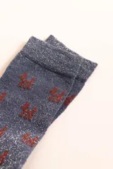 Calcetines azul marino con glitter plateado y bordado de logo en color vino.