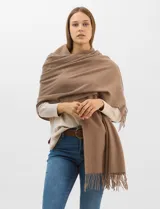Bufandón de gran tamaño confeccionado en mezcla de cashmere y poliéster, con terminación de flecos en los extremos.