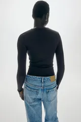 Top negro de manga larga en microfibra suave, con escote cuadrado y busto forrado.