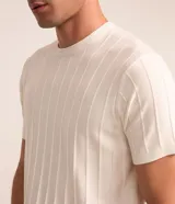 Remera slim de hombre en color blanco, con cuello redondo, mangas cortas y textura acanalada de rayas verticales.