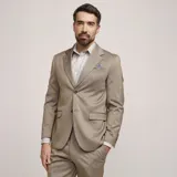 Ambo formal color tostado de corte clásico, compuesto por saco de dos botones con solapas de muesca y bolsillos con solapa, y pantalón recto a juego.