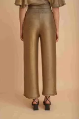 Pantalón palazzo dorado metalizado con lazo en la cintura.
