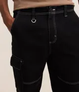 Pantalón masculino modelo baggy, confeccionado en sarga de algodón. Presenta un corte holgado y recto, cintura con trabillas, cierre tradicional, bolsillos cargo laterales y pespuntes en color contrastante.