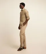 Pantalón de sarga color marrón para hombre, de corte recto con cintura fija, trabillas para cinturón y bolsillos funcionales.