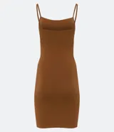 Vestido corto color rosado, de escote recto, con breteles finos y confeccionado en algodón con elastano.