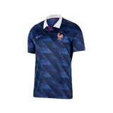 Camiseta de fútbol Nike de la Selección de Francia, modelo local 2026. Presenta un diseño de rayas diagonales en tonos azul oscuro y azul brillante, con cuello tipo polo en color blanco y detalles en rojo. Incluye el logo de Nike y el escudo de la federación francesa en color naranja.