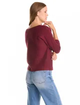 Buzo de silueta relajada confeccionado en tejido acanalado, con cuello redondo y mangas tres cuartos estilo japonés. Presenta un diseño fluido y cómodo.