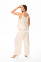 Musculosa de viscosa color beige con breteles finos y escote en V.