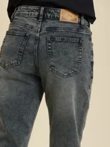 Pantalón de jean azul de corte recto.