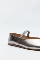 Balerina negra de cuero sintético con punta redondeada, escote en V y tira elástica sobre el empeine.