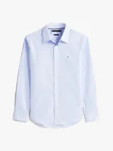 Camisa de vestir de manga larga, color celeste con rayas verticales blancas, cuello clásico y pequeño logo bordado en el pecho.