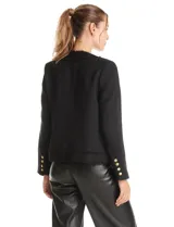 Chaqueta de tweed estructurada con cuello a la base, corte recto y largo a la cintura. Presenta terminaciones deshilachadas en los bordes, bolsillos frontales y botones metálicos dorados decorativos en puños y bolsillos.
