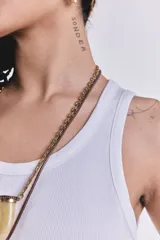 Musculosa blanca de morley con cuello redondo y sisas amplias.