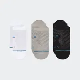 Pack de tres pares de medias deportivas Stance tipo tab, en colores blanco, gris y negro, con soporte para el arco del pie y diseño acanalado.