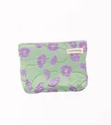 Neceser de tela con estampado floral. Fondo verde menta con flores grandes en color lila/violeta y tallos finos verdes. Tiene una etiqueta pequeña que dice "A GOGO ORIGINAL".