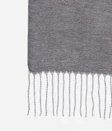 Bufanda masculina de punto doble faz, con diseño liso y flecos en los extremos.