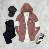 Campera con capucha color rosa viejo con mangas blancas, cierre frontal y bolsillos laterales.