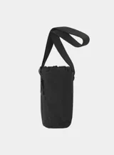Bolso bandolera negro de nailon de peso medio, con compartimento principal de cierre ajustable con cordón y tanca. Cuenta con un bolsillo frontal de malla y correa ajustable para el hombro. Incluye etiqueta cuadrada con el logo de la marca en el frente.