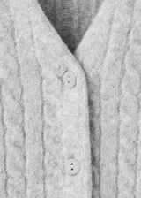 Cardigan de punto trenzado en color gris, con cuello en pico, manga larga y cierre frontal con botones.