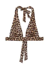 Top de bikini con diseño triangular y estampado de leopardo. Cuenta con tirantes anchos que se atan al cuello y en la espalda, proporcionando un ajuste regulable.