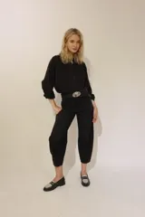 Jean de tiro medio con fit relajado y silueta holgada. Presenta un diseño de corte tipo slouchy con terminaciones levemente fruncidas en el bajo, en color negro lavado.