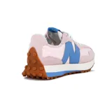 Championes New Balance 327, color rosa claro con detalles en gamuza rosa pálido y logo "N" lateral en azul. Cuentan con cordones blancos, lengüeta azul y suela de goma color caramelo.