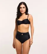 Top de bikini negro con corte media taza, sin copa y con tirantes ajustables.