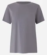 Remera básica de cuello redondo y manga corta, confeccionada en algodón peruano de alta calidad. Presenta un diseño liso y versátil, ideal para uso diario.