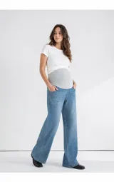 Jean maternal wide leg color azul claro lavado, con faja gris elastizada de tiro alto para acompañar el crecimiento de la panza, bolsillos delanteros funcionales y corte amplio y relajado.
