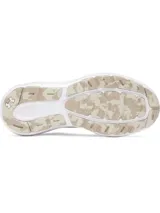 Championes de running Under Armour Charged Rogue 5, color beige con entresuela blanca. Presentan parte superior de malla técnica transpirable, plantilla Deluxe Comfort System y entresuela Charged Cushioning para mayor amortiguación y respuesta.