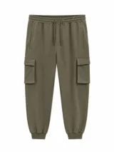 Pantalon cargo color verde militar con cintura elastizada y cordón de ajuste, bolsillos laterales en las piernas y puños elásticos en los tobillos.
