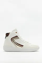 Zapatillas tipo botita color blanco de símil cuero con plataforma de 4cm, detalles metálicos y estampado animal print.