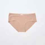 Pack de tres bombachas tipo culotte con detalle de puntilla en la cintura. El set incluye una prenda negra, una color piel y una color crema.